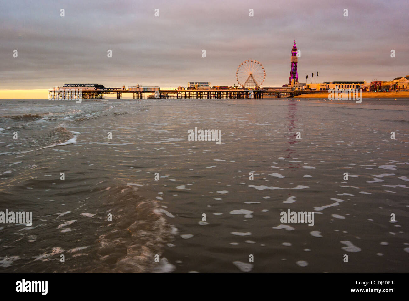 Abendlicht am zentralen Strand von Blackpool Stockfoto