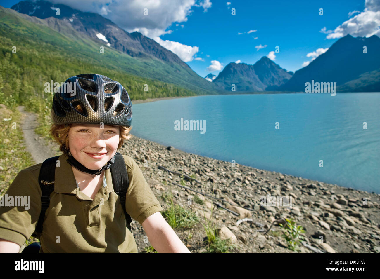 Porträt der jungen im Teenageralter Taking A Break From Riding Mountain-Bikes auf dem Eklutna-See-Radweg im Sommer Stockfoto