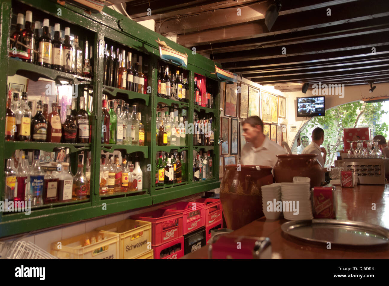 Die Innenseite des El Pimpi, eine traditionelle Tapas-Bar in Malaga Stockfoto