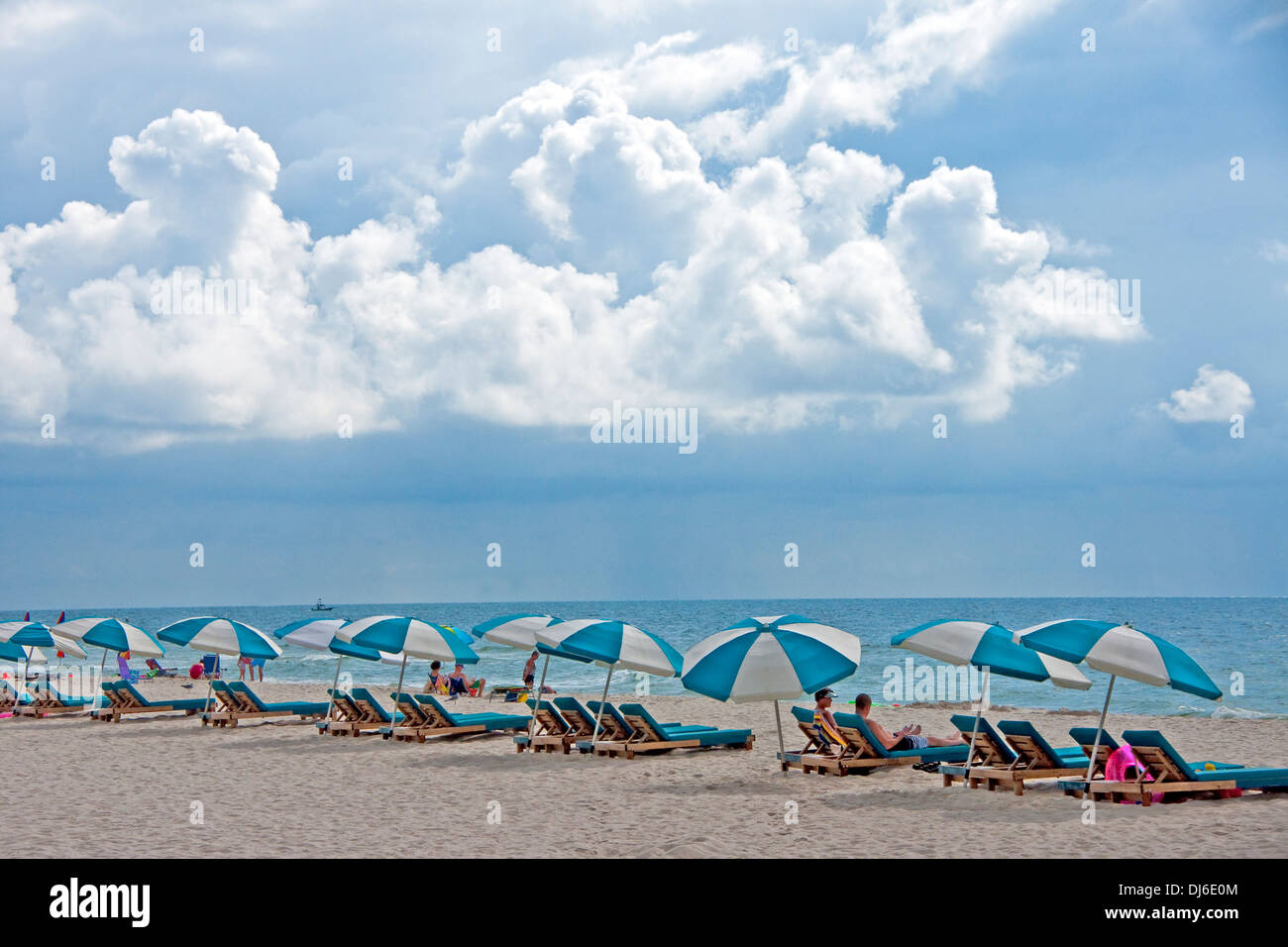 Alabama Gulf Coast Orange weißen Strandsand und Urlauber. Stockfoto