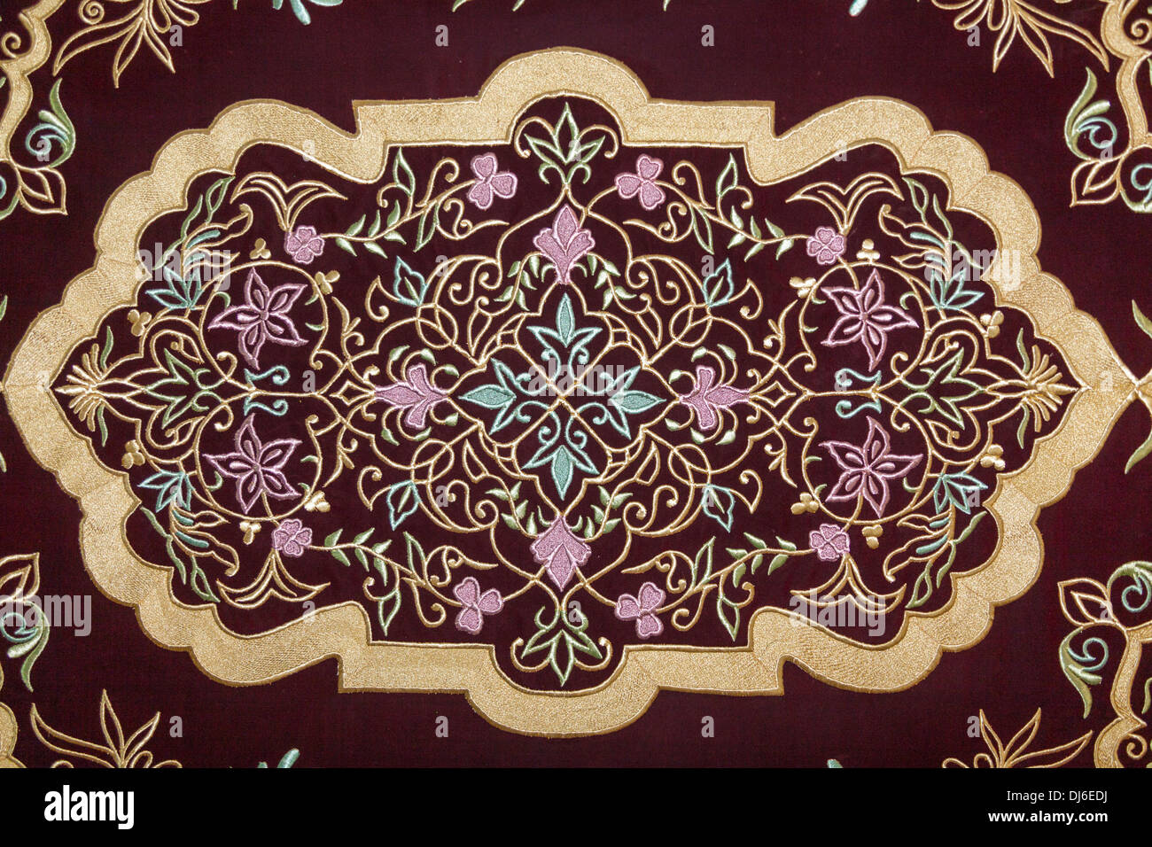 Ein 2002 Suzani Textil aus Buchara, gold und Silber Applikation auf samt, Museum für angewandte Kunst, Taschkent, Usbekistan Stockfoto