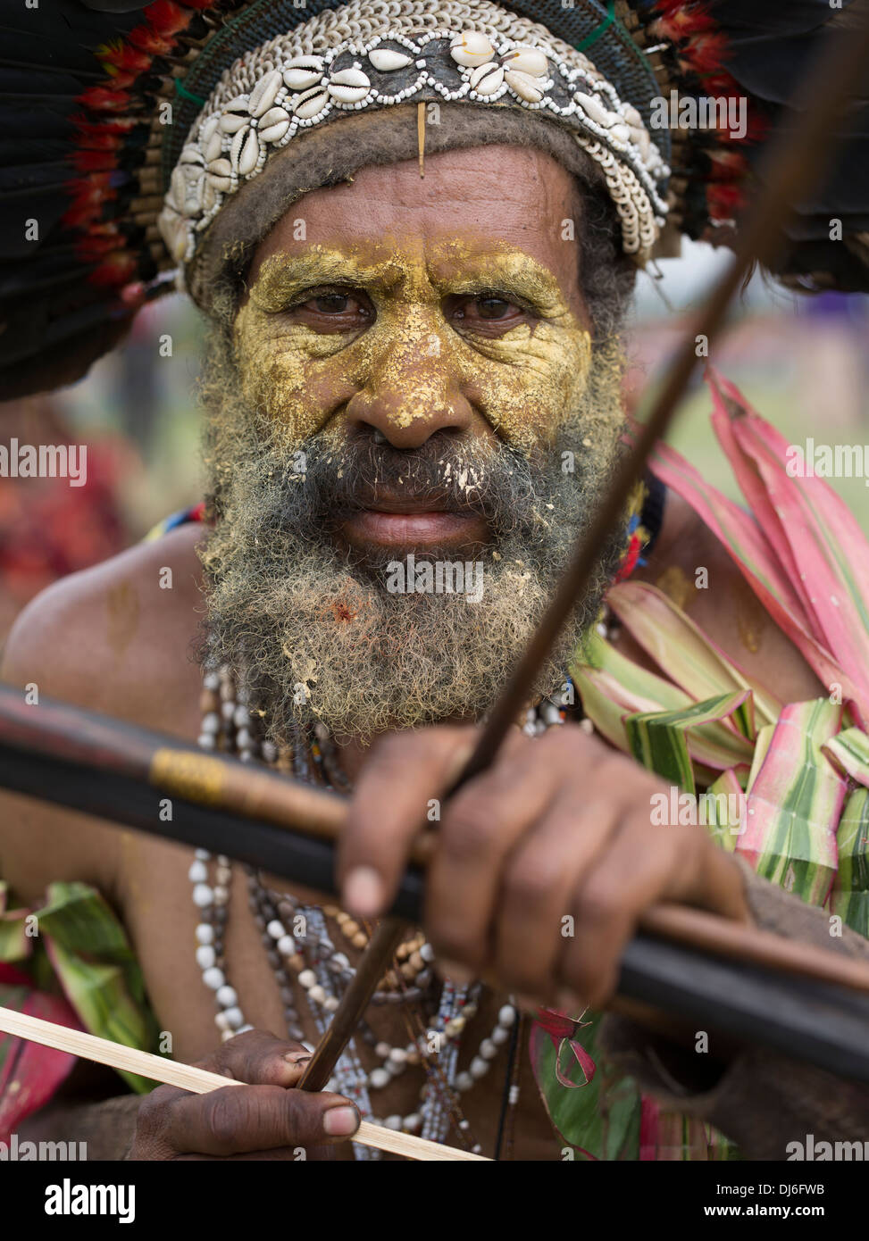 Goroka Provinz Singsing Group Archer mit Pfeil und Bogen und tribal Gesicht bemalen Goroka Show, Papua New Guinea Stockfoto