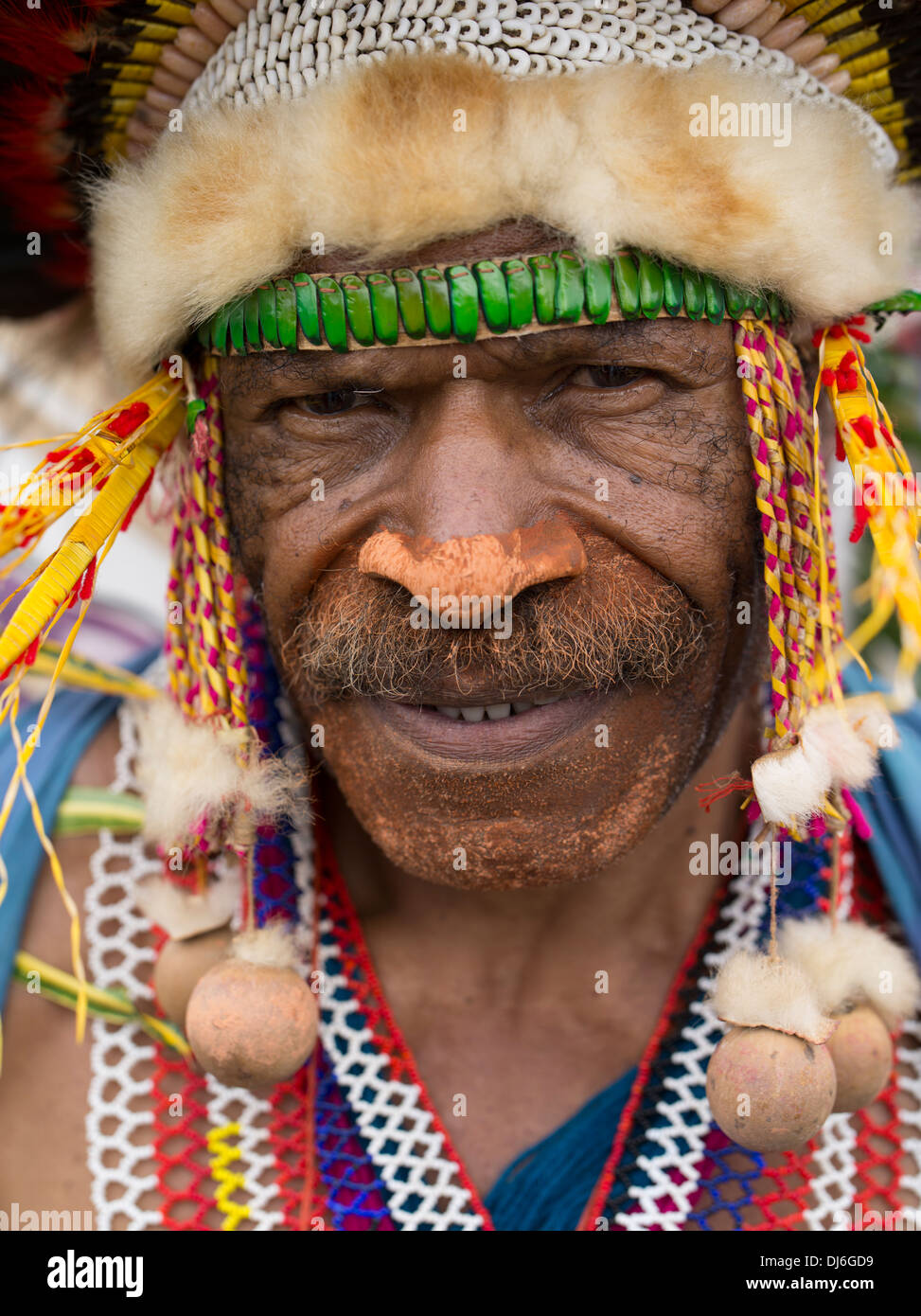 Tribal Mann mit Kopfschmuck und bemalte Nase, Goroka Show, Papua-Neu-Guinea. Stockfoto