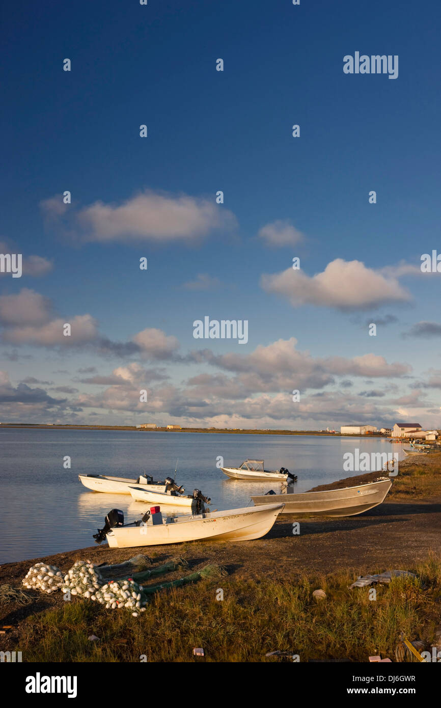 Skiffs säumen die Ufer der Lagune von Kotzebue, am frühen Morgen, Herbst, Kotzebue, Alaska Stockfoto