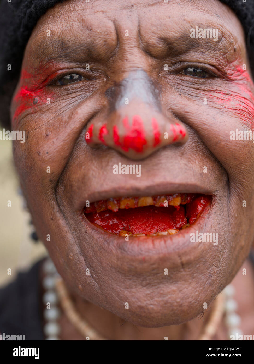 Ältere Frau aus Singsing Group, kauen Betelnuss Goroka Show, Papua New Guinea Stockfoto