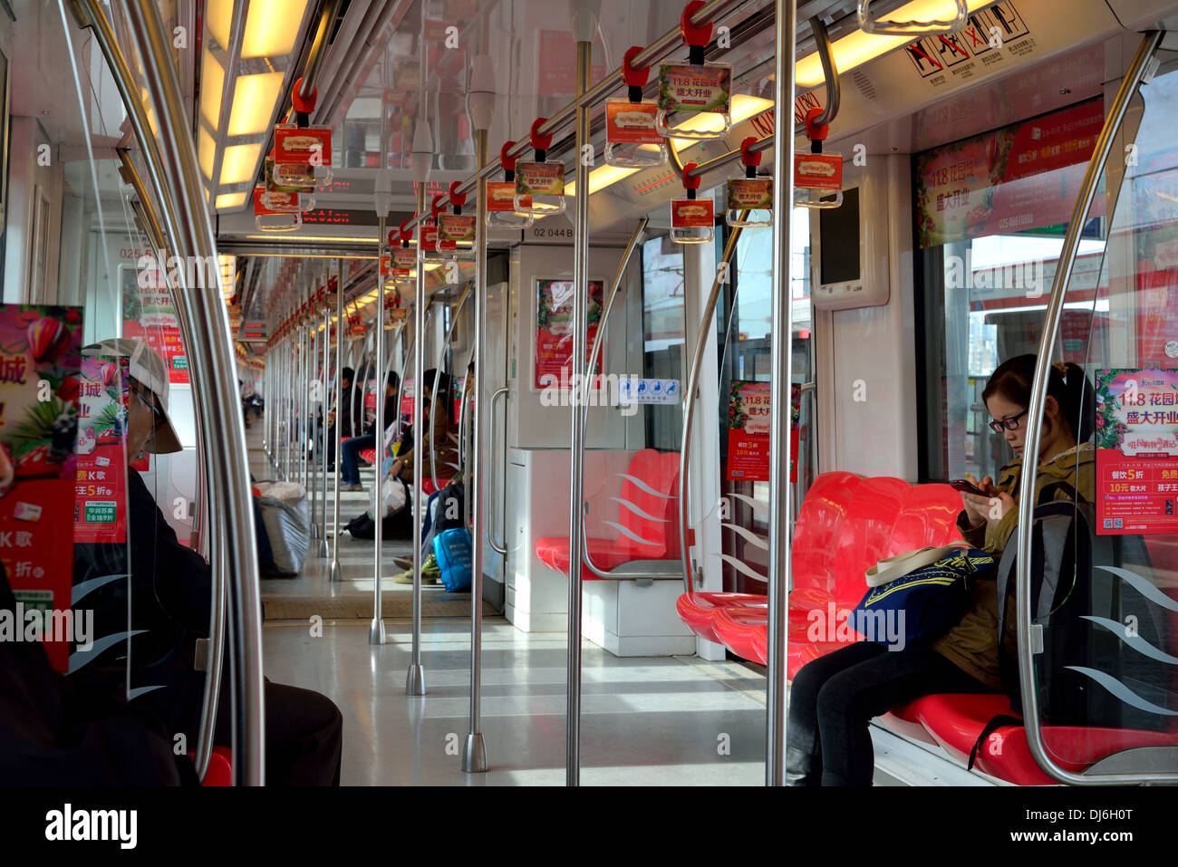 Im Inneren eines U-Bahn-Zuges. Nanjing, China. Stockfoto