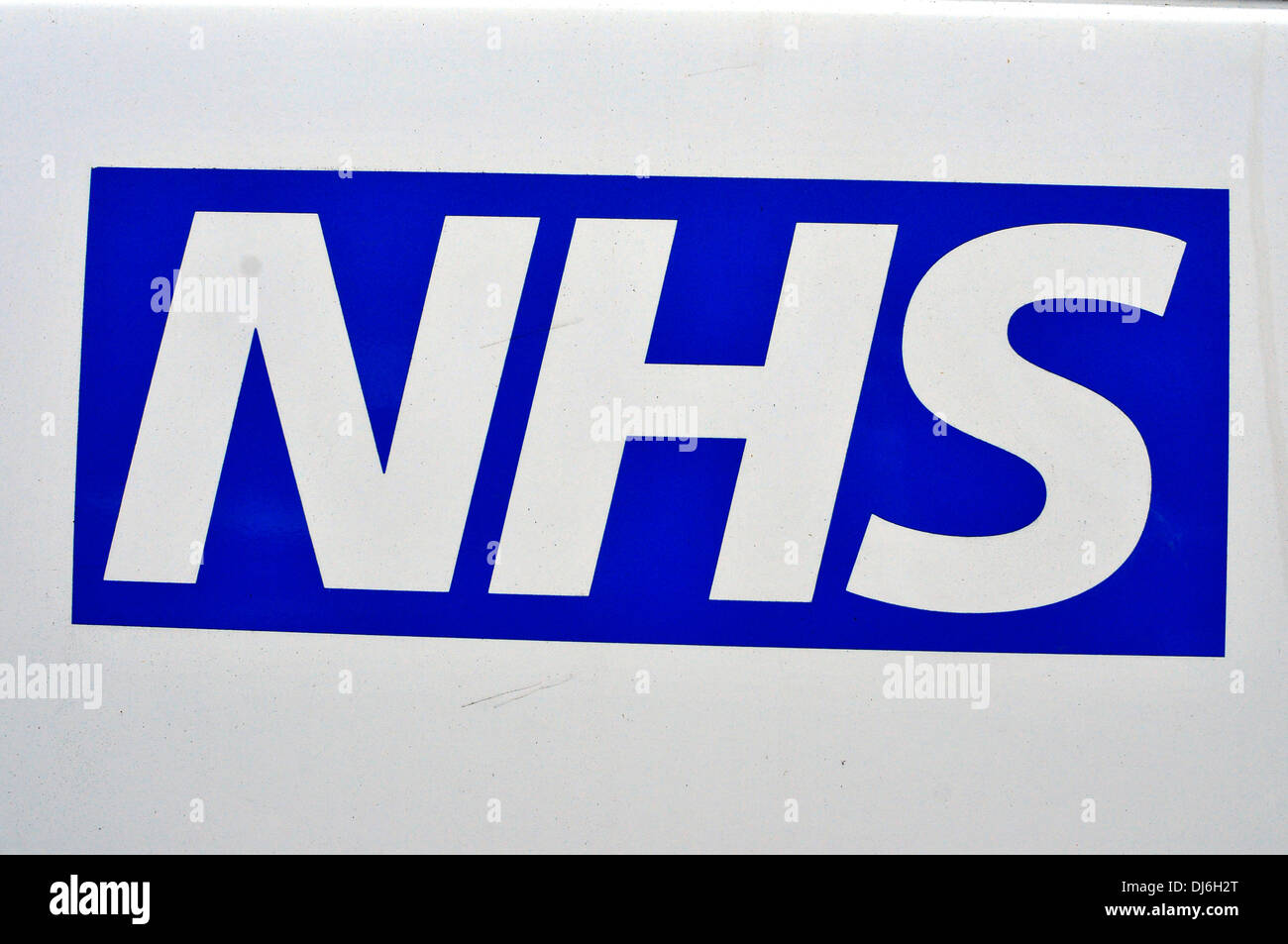 Ein NHS-Zeichen am St Charles Hospital in West London, UK Stockfoto