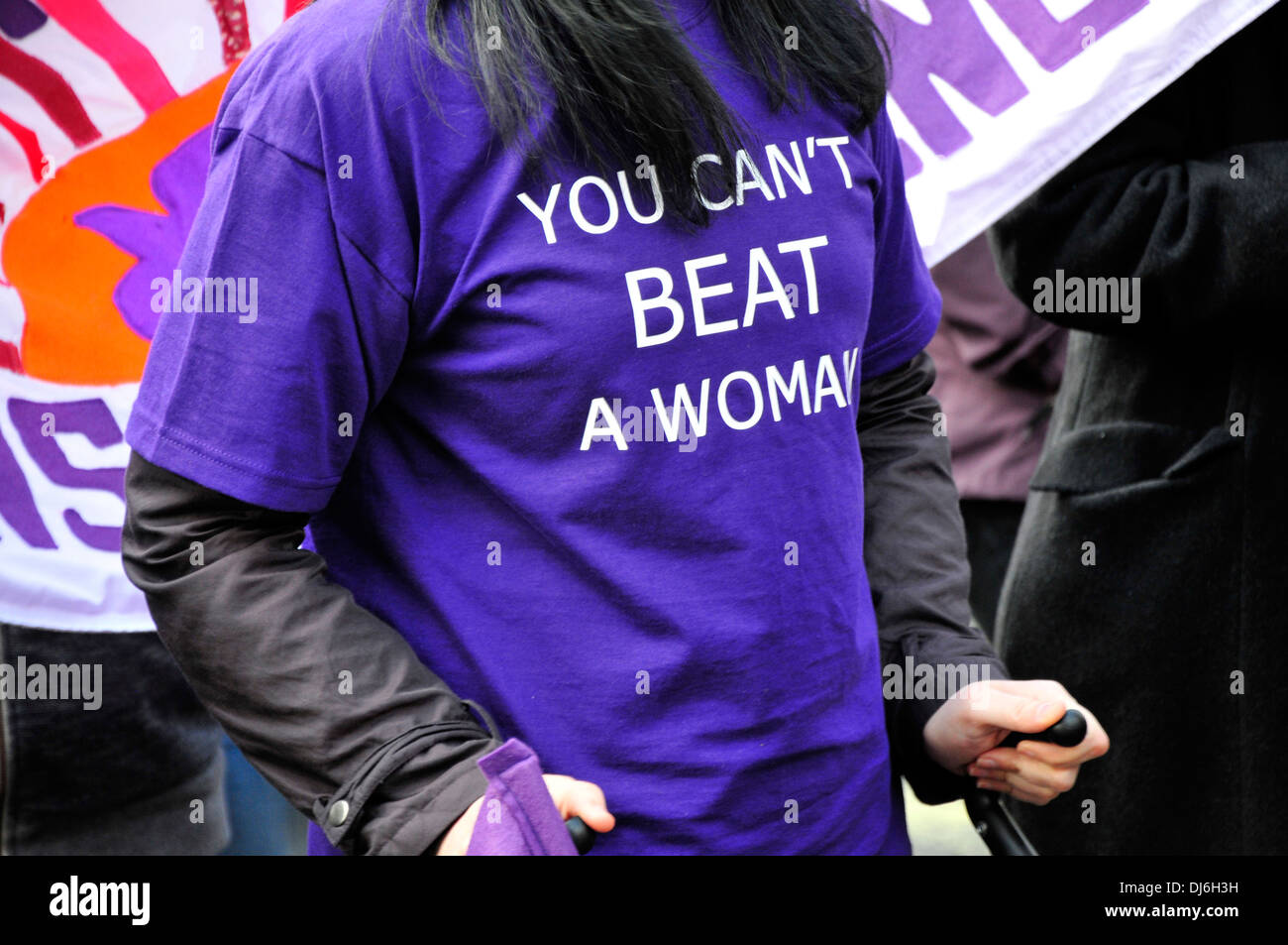 Eine Frau trägt ein Tee t-Shirt mit dem Slogan "man kann nicht einfach eine Frau" Trafalgar Square, London, Großbritannien Stockfoto