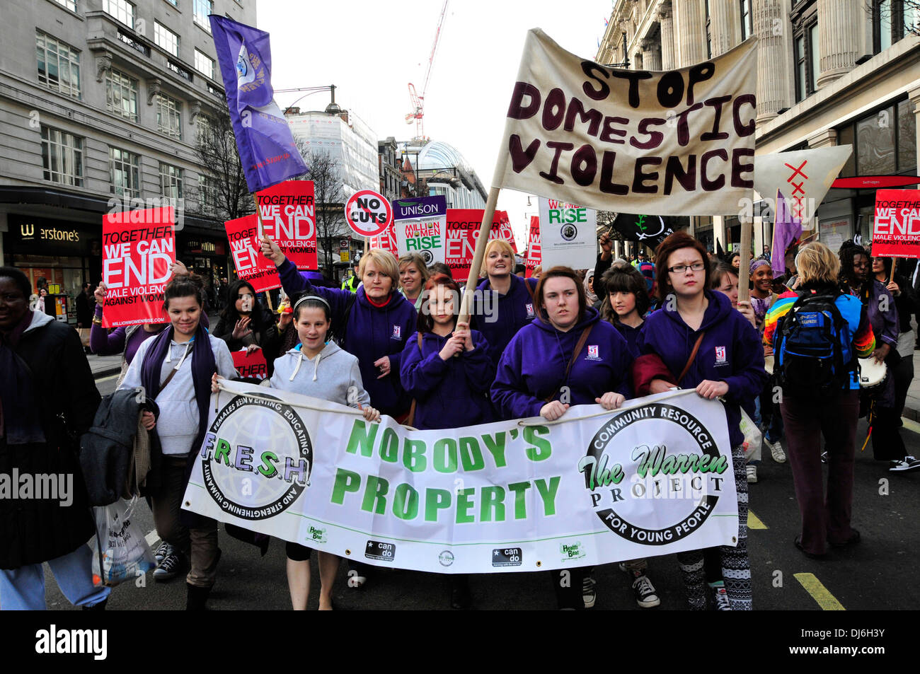 Eine Gruppe von Frauen mit Banner März im Zentrum von London, anspruchsvolle gegen häusliche Gewalt gegen Frauen, UK Stockfoto