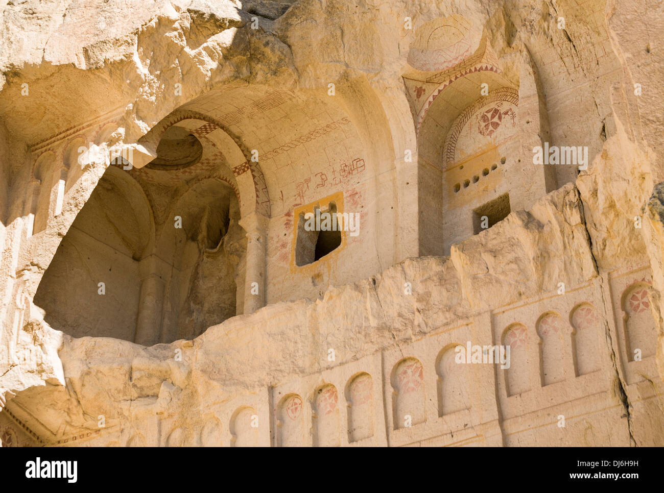 Eine Kirche enthüllt. Eine Höhle offenbart, Dekoration und schnitzen Details einer alten Höhlenwohnungen Kirche in den weichen Stein gehauen Stockfoto