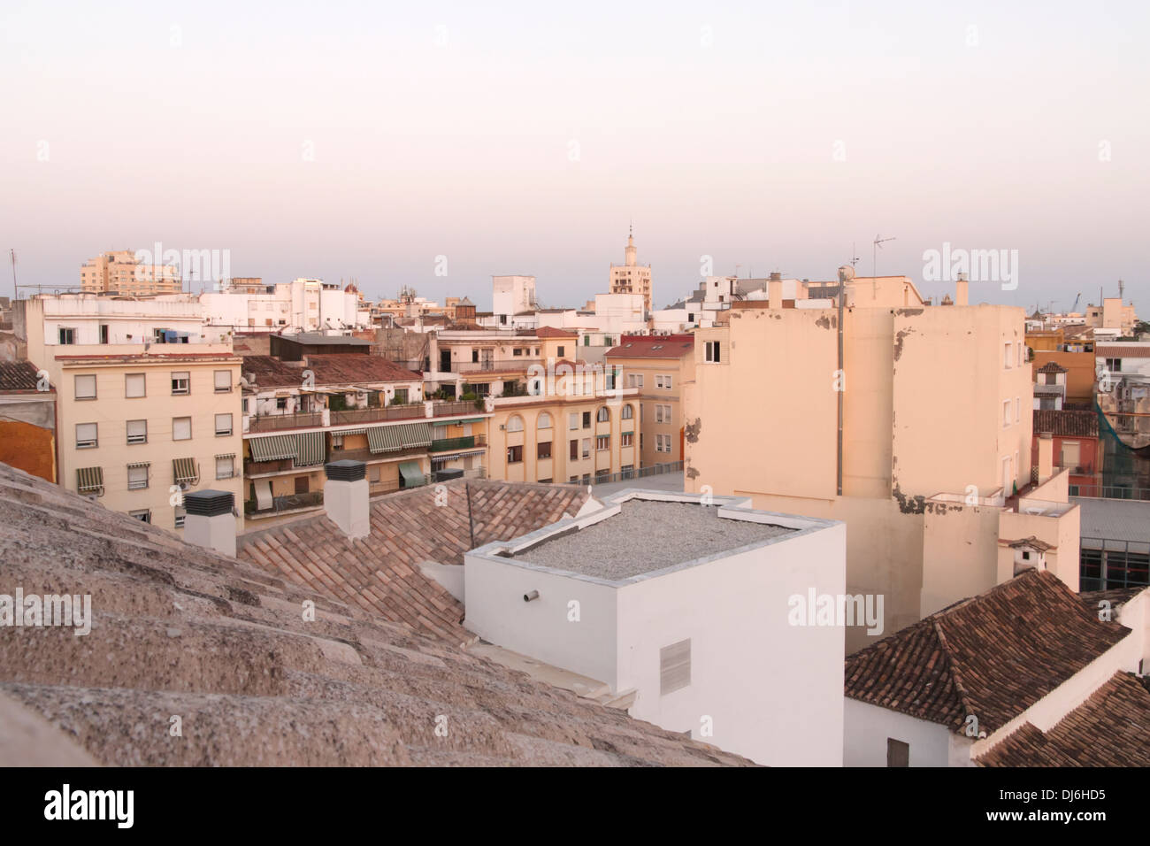 Blick über die Dächer von Malaga bei Sonnenuntergang Stockfoto