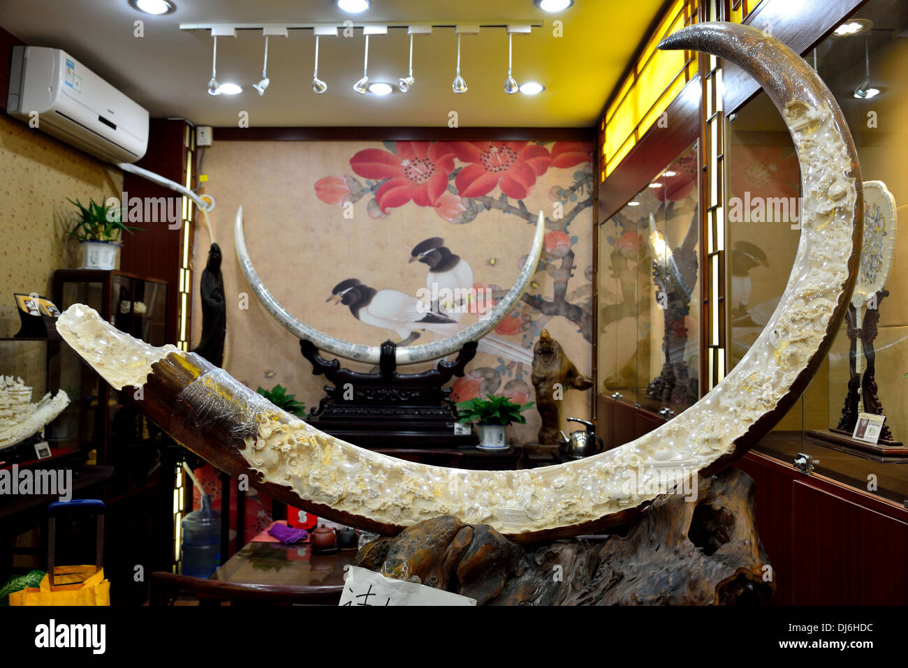 Mammut-Elfenbein schnitzen im Geschenk-Shop. China. Stockfoto