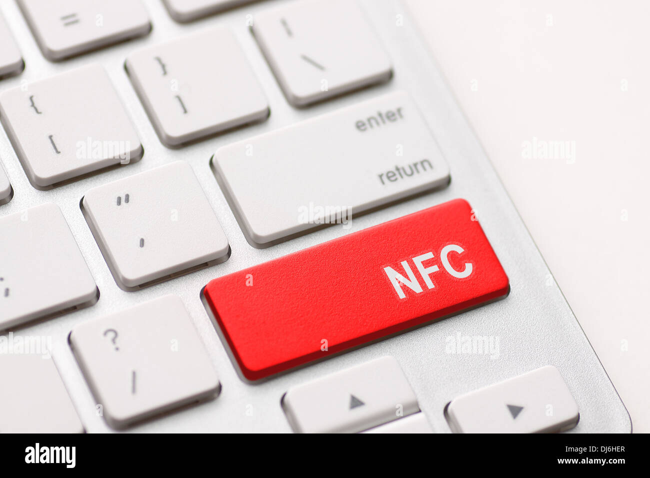 Computer-Tastatur mit NFC-Technologie. Nachricht auf Tastatur-Taste. Stockfoto