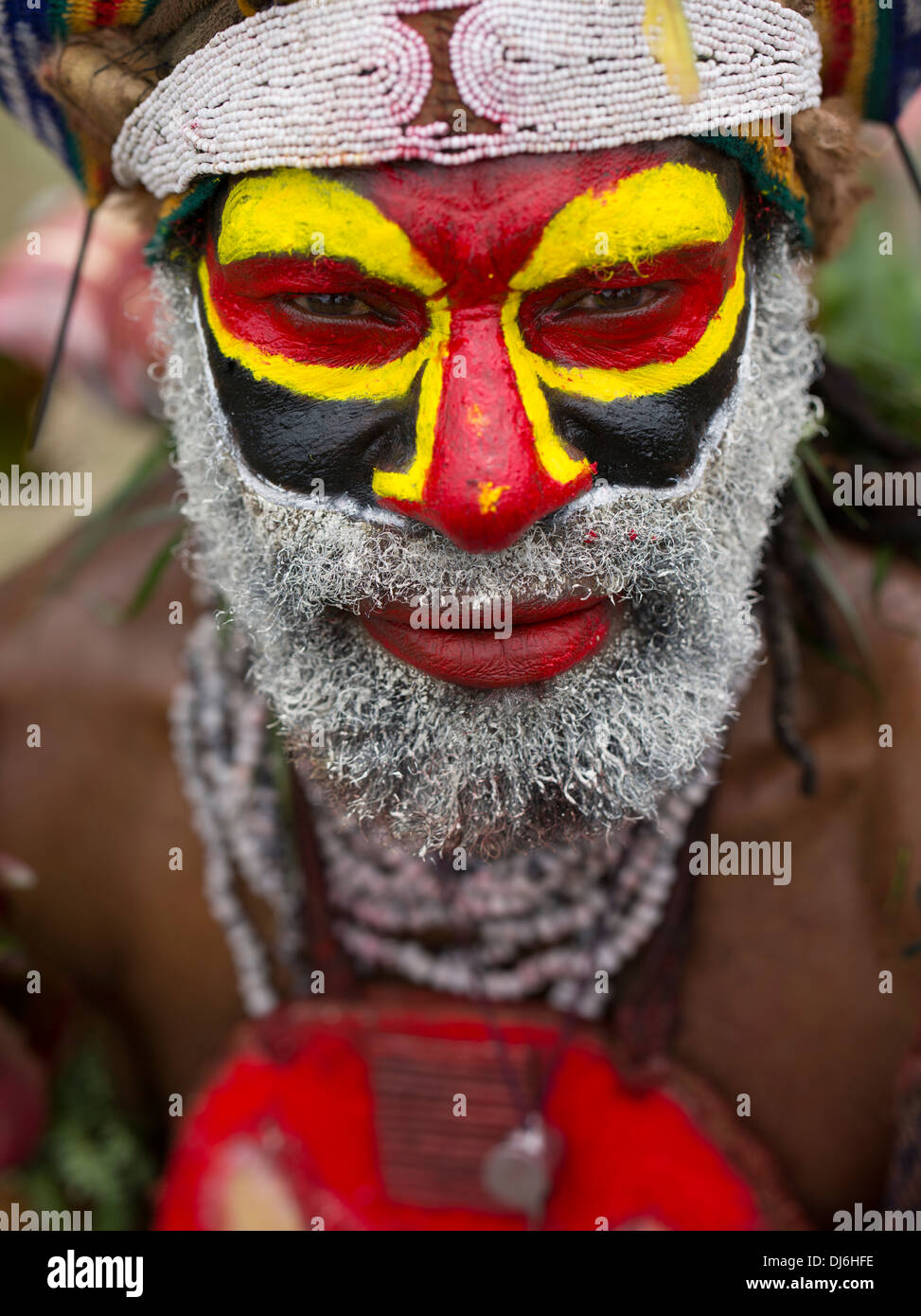 Tribal Mann mit Bart Gesicht malen und Perlen Stirnband Goroka Show Singsing Festival, Goroka, Papua New Guinea Stockfoto