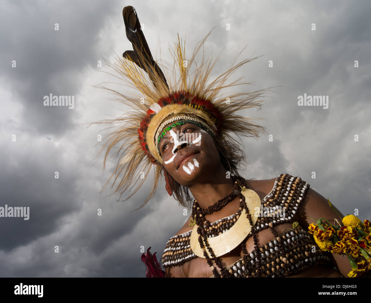 Indianerin mit Tracht, mit Perlen, Federn und Rasen Kopfschmuck und Käfer Flügel Gehäuse Stirnband. Goroka Show Stockfoto