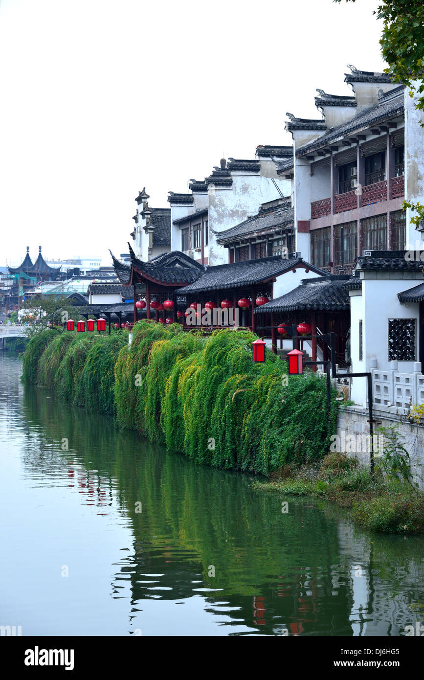 Traditionelle Gebäude entlang der Qinhuai Flusses, Nanjing, Provinz Jiangsu, China. Stockfoto