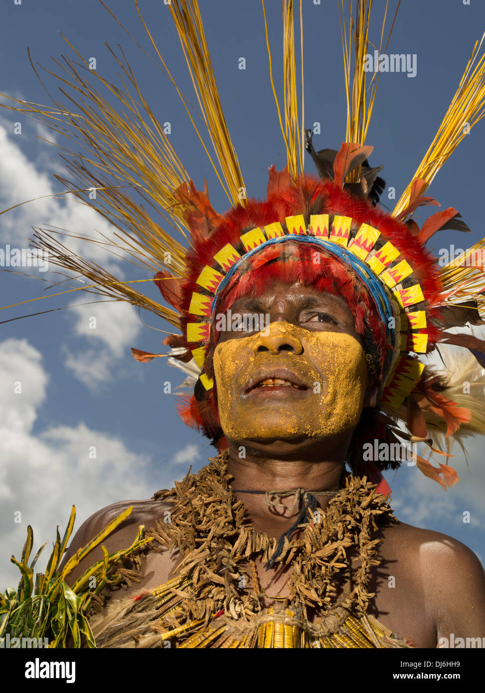 Ältere Frau mit Kopfschmuck aus Federn und Gräser in Goroka Show Singsing Festival Papua New Guinea Stockfoto