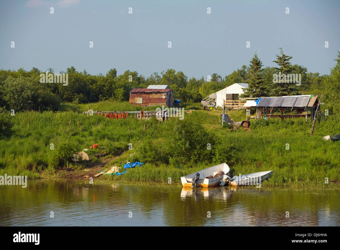 Kabine W/Räucherei & Fische trocknen Racks Küstenlinie des Kuskokwim River Tuluksak westlichen Alaska Sommer Stockfoto