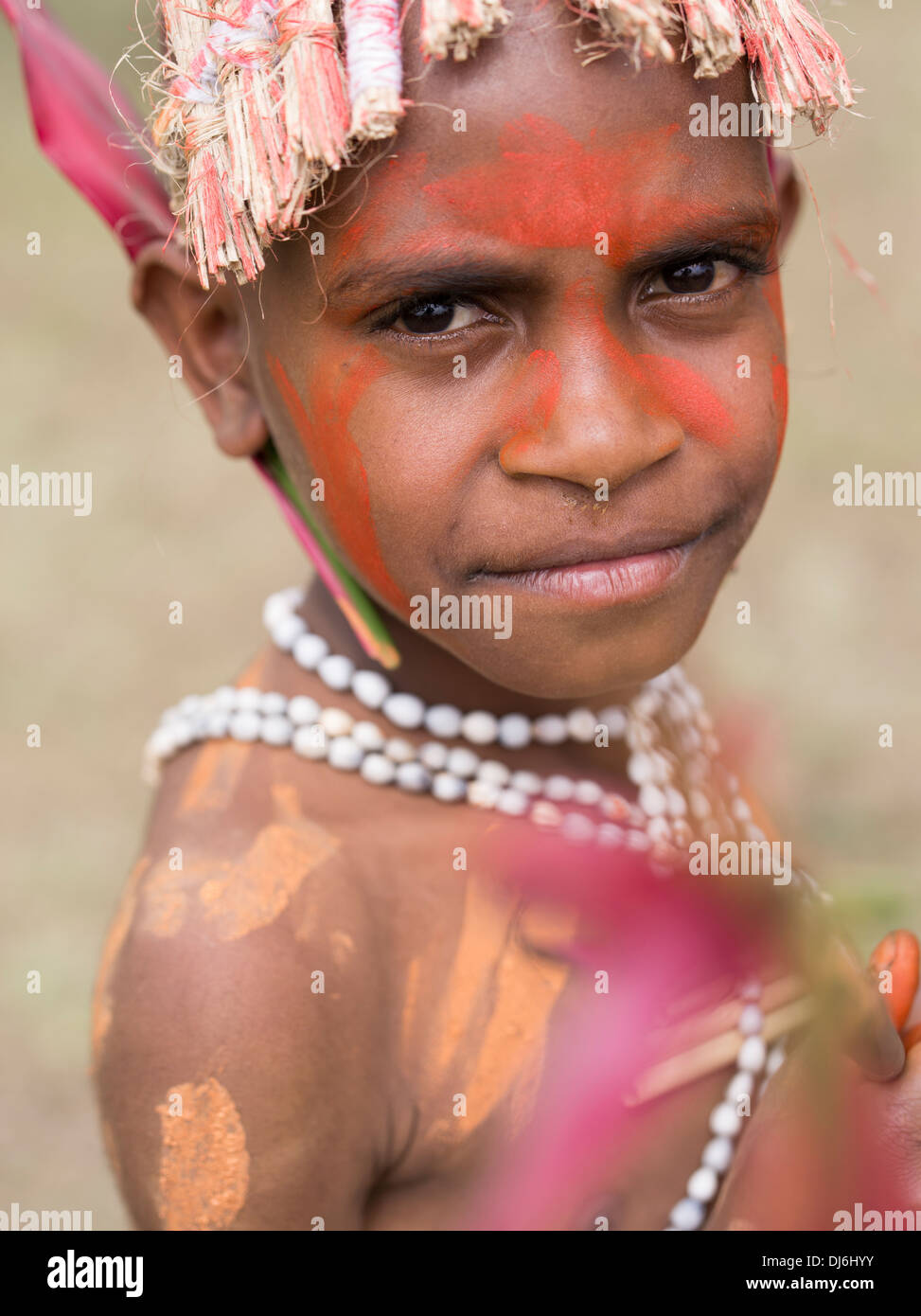 Kind aus der Noworya Singsing Group, Wonenara, Eastern Highlands Provinz - Goroka Show, Papua New Guinea Stockfoto