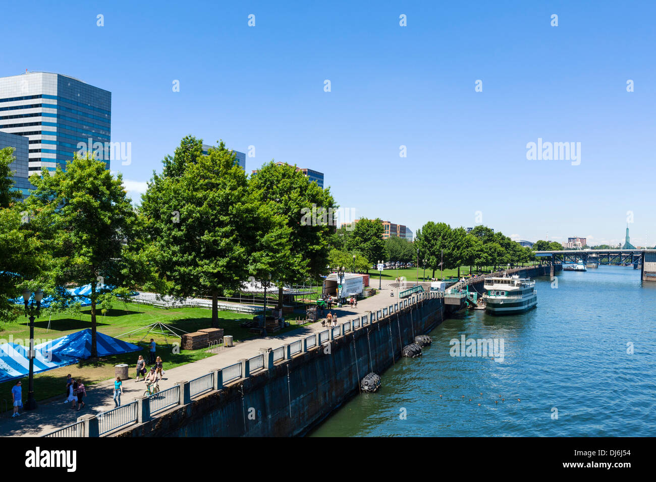 Tom McCall Waterfront Park angesehen von Hawthorne Bridge, Portland, Oregon, USA Stockfoto