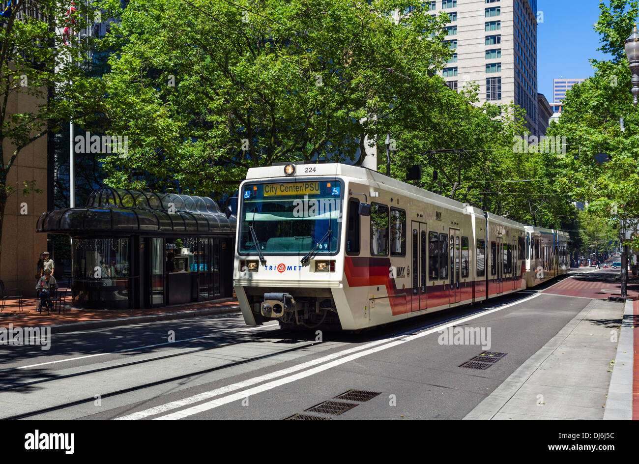 TriMet MAX Light Rail auf der Südwesten 5th Avenue in der Innenstadt von Portland, Oregon, USA Stockfoto