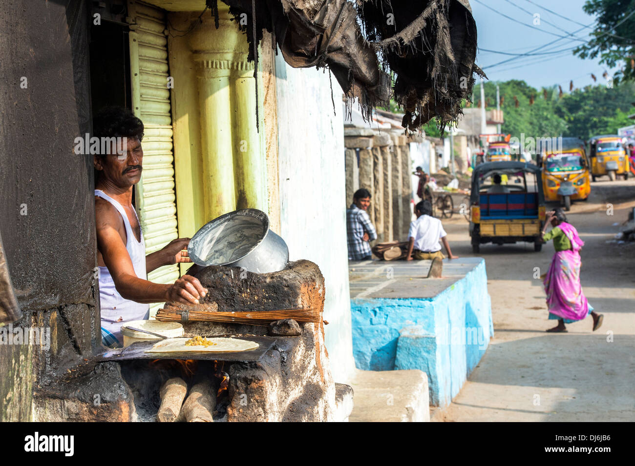 Indischer Mann Kochen Masala Dosa für Menschen in einem ländlichen Dorf. Andhra Pradesh, Indien Stockfoto