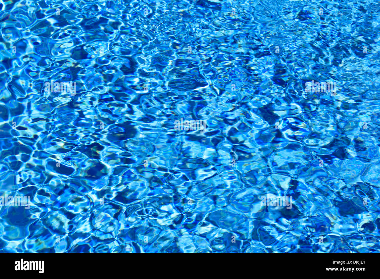 gewellte blaue Wasserfläche in einem Schwimmbad, Hintergrundbild Stockfoto