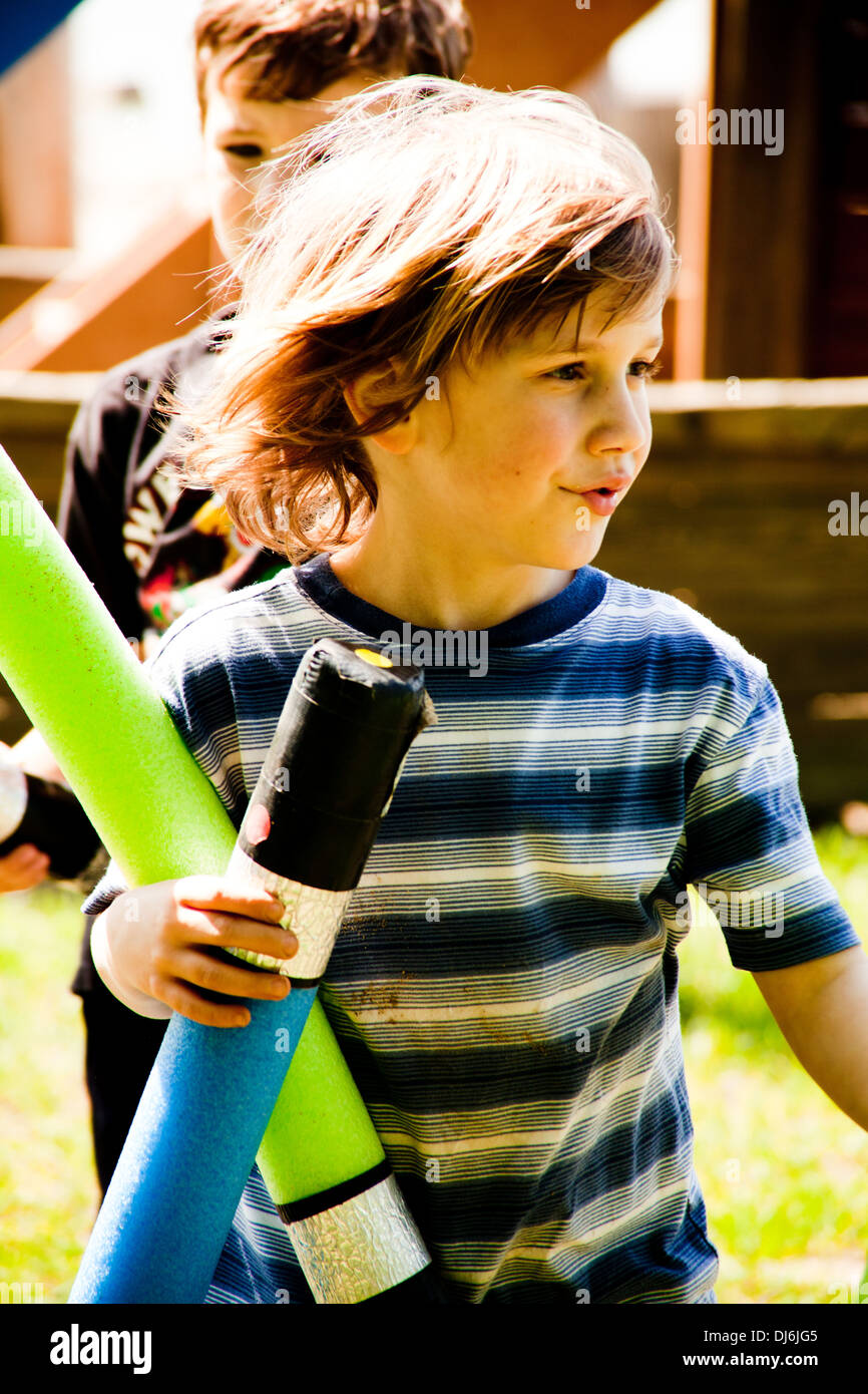 im Sommer junge holding mit "leichten Säbel" aus Schaumstoff gefertigt Stockfoto