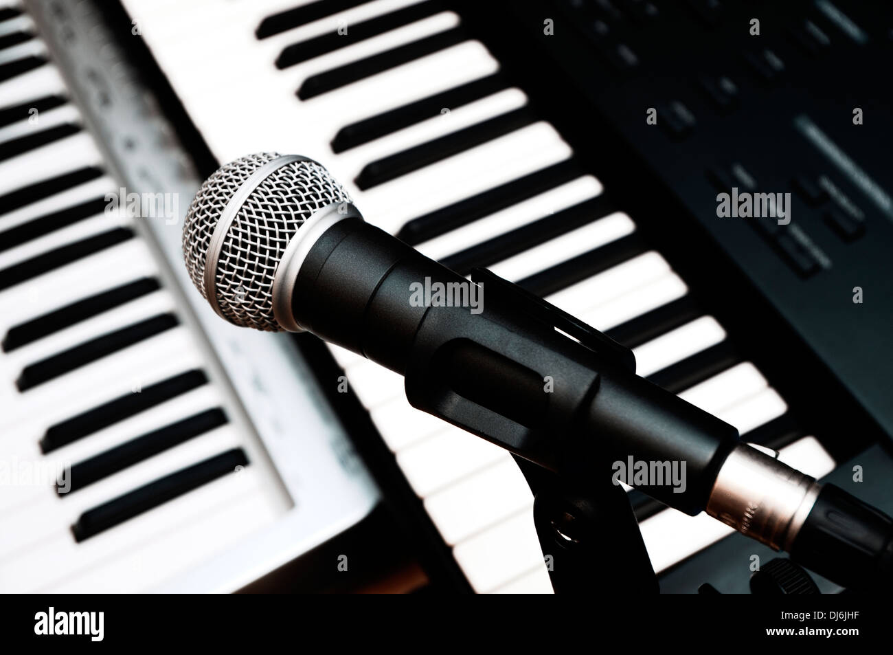 Mikrofon und Klavier-Keyboard-Hintergrund Stockfoto