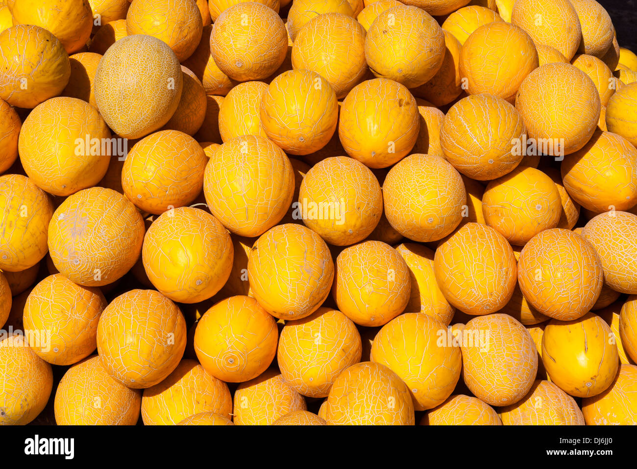 Melonen für den Verkauf in einem Outdoor-Markt, Shabboz, Beruniy Bezirk, in der Nähe von Urgentsch, Usbekistan Stockfoto