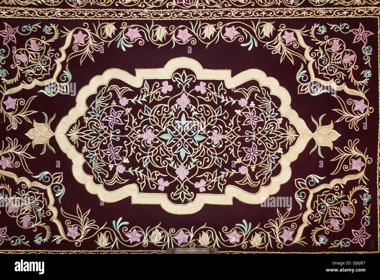 Ein 2002 Suzani Textil aus Buchara, gold und Silber Applikation auf samt, Museum für angewandte Kunst, Taschkent, Usbekistan Stockfoto