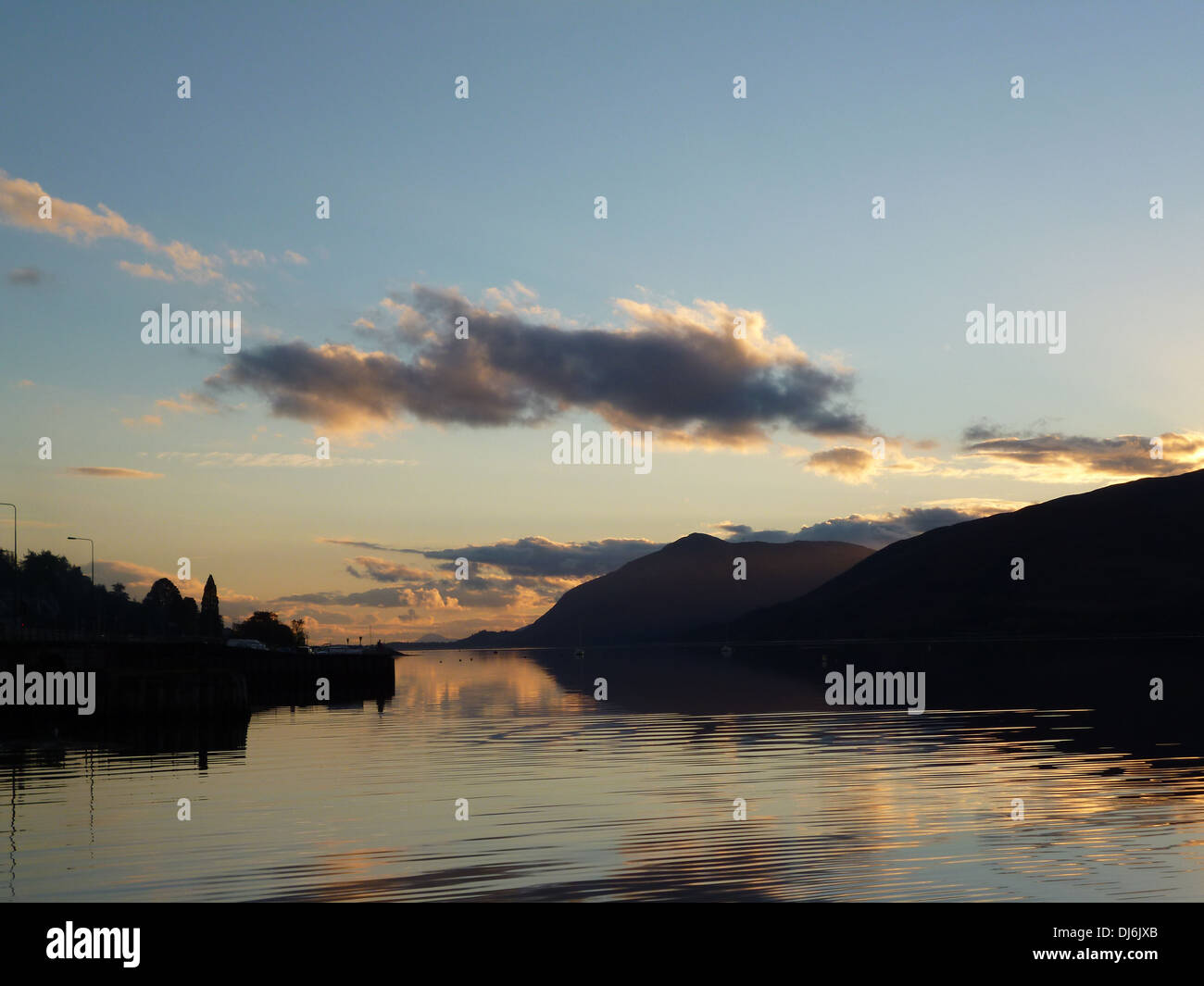 Sonnenuntergang über Fort William, thront an der Spitze des Loch Linnhe, einer der längsten Seelochs Schottlands Stockfoto