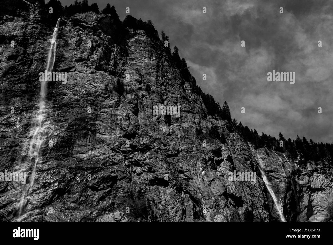 Berg mit zwei Wasserfällen laufen von oben Stockfoto