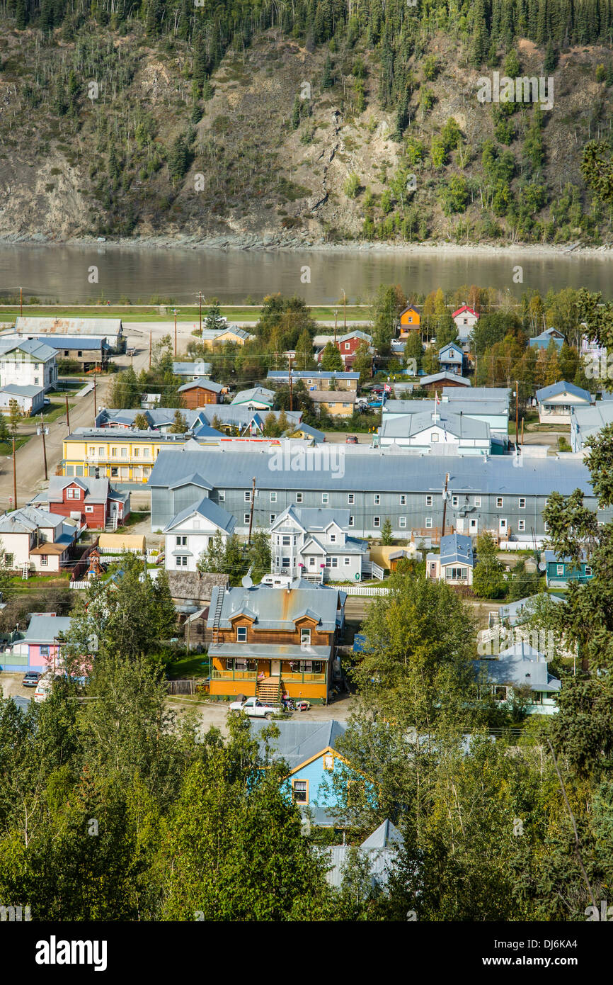 Blick hinunter nach Dawson City, Yukon Kanada mit dem Yukon River im Hintergrund. Stockfoto