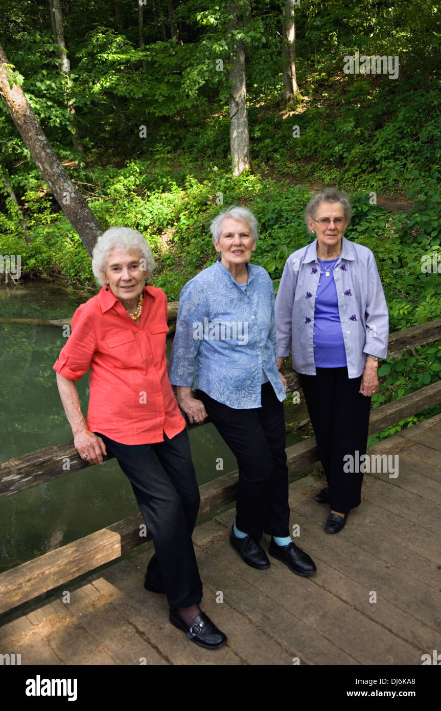 Drei Schwestern auf der Brücke im Frühjahr Mühle Staatspark in Indiana Stockfoto