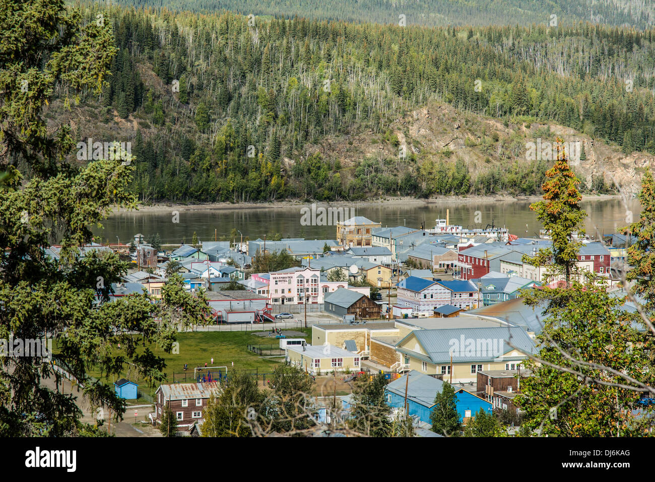 Blick hinunter nach Dawson City, Yukon Kanada mit dem Yukon River im Hintergrund. Stockfoto