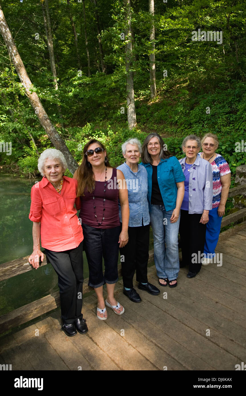 Drei Schwestern mit ihren Töchtern auf Brücke im Frühjahr Mill State Park in Indiana Stockfoto
