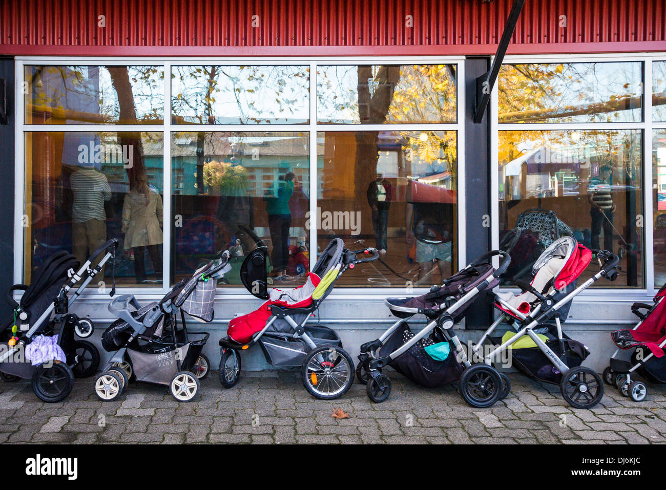 Baby-Spaziergänger außerhalb False Creek Community Cerntre, Granville Island, Vancouver, Britisch-Kolumbien, Kanada Stockfoto