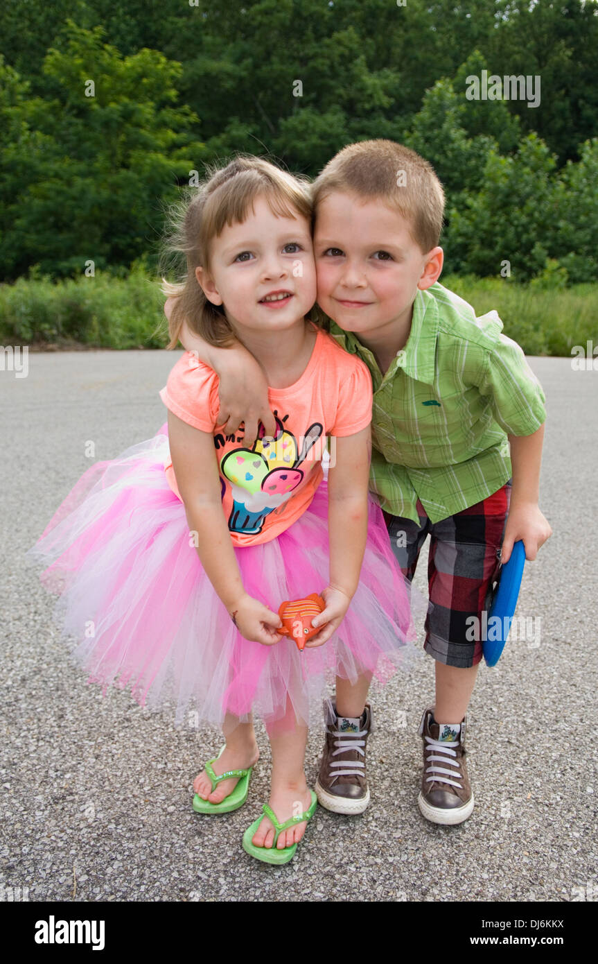 Fünf Jahre alten Bruder und drei Jahre alte Schwester posiert für die Kamera Stockfoto