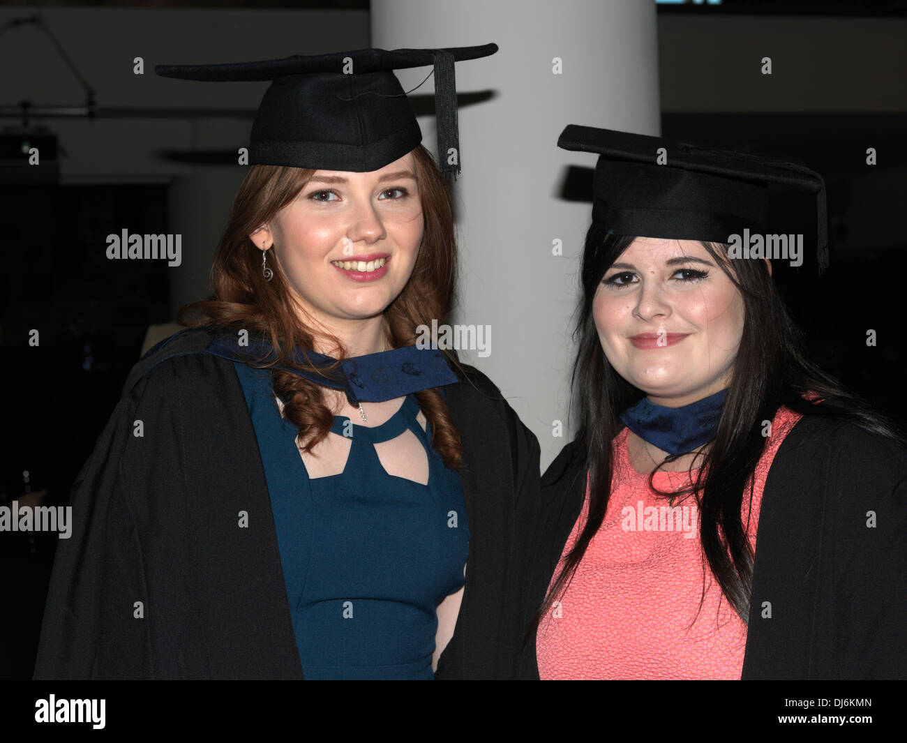 London England junge Frauen bei ihrer Graduierung Zeremonie tragen Mörser Boards und Graduierung Kleider Stockfoto