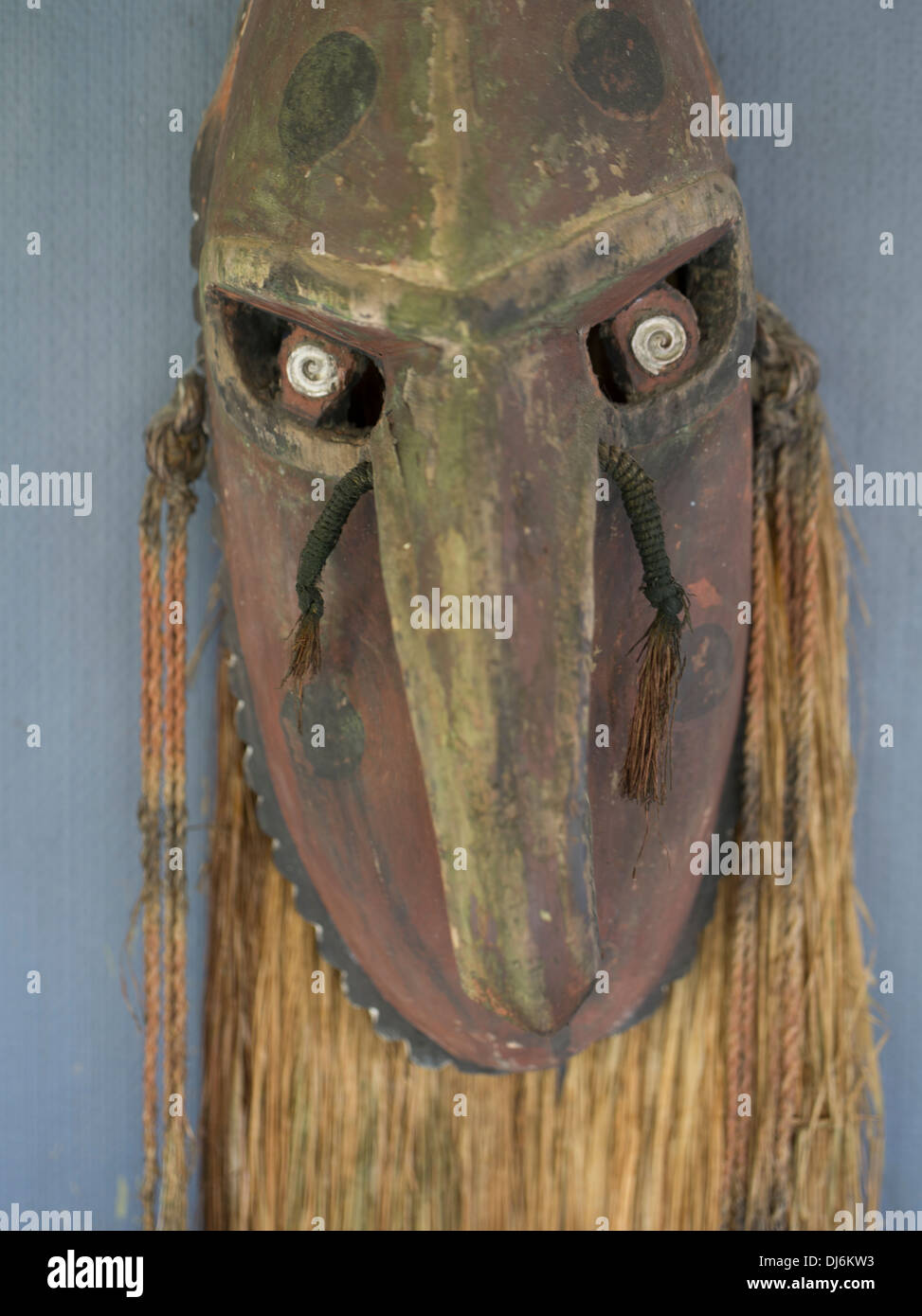 Holz Maske Schnitzerei auf Loloata Island in der Nähe von Port Moresby, Papua-Neu-Guinea Stockfoto