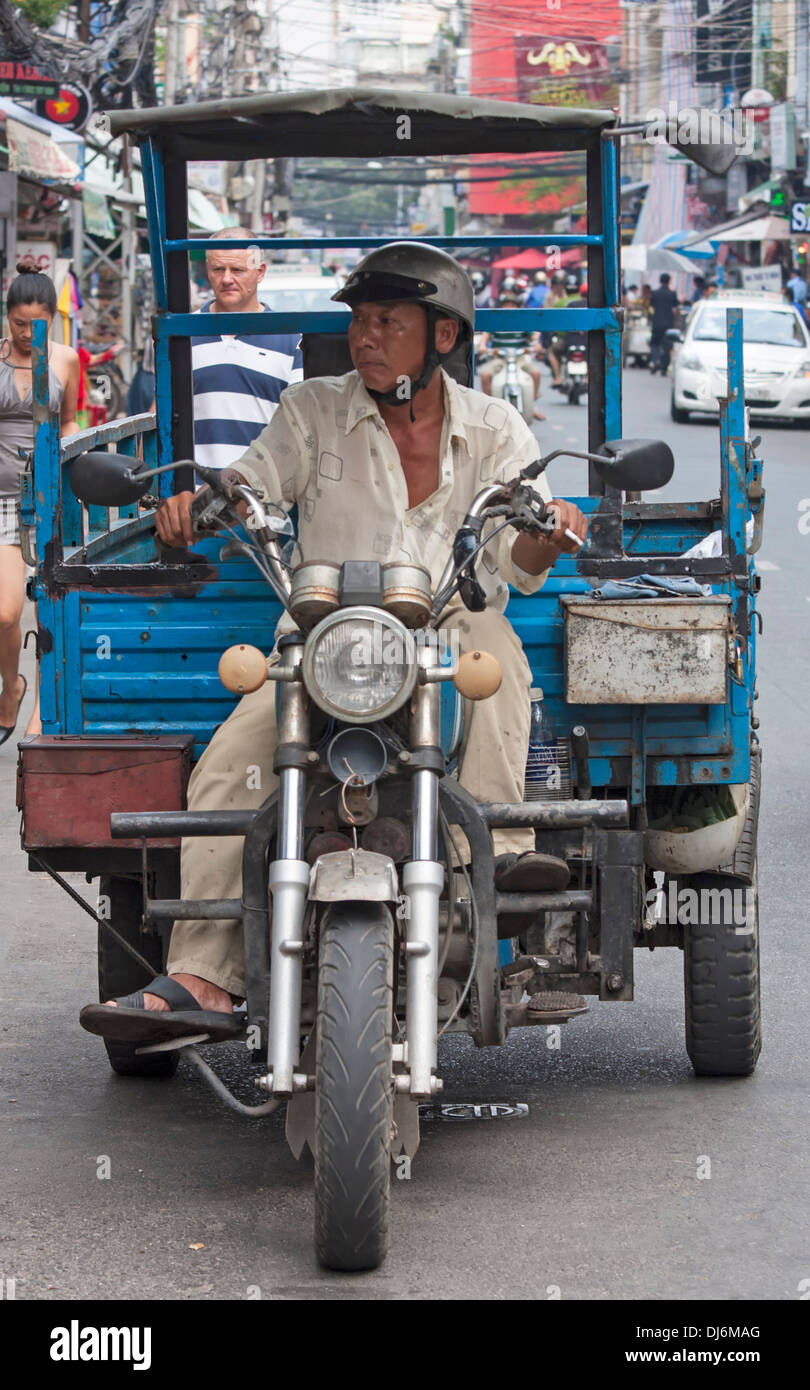 Ein Mann reitet die Bui Vien Street auf einem umgebauten Motorrad, Saigon, Ho Chi Minh City, Vietnam Stockfoto