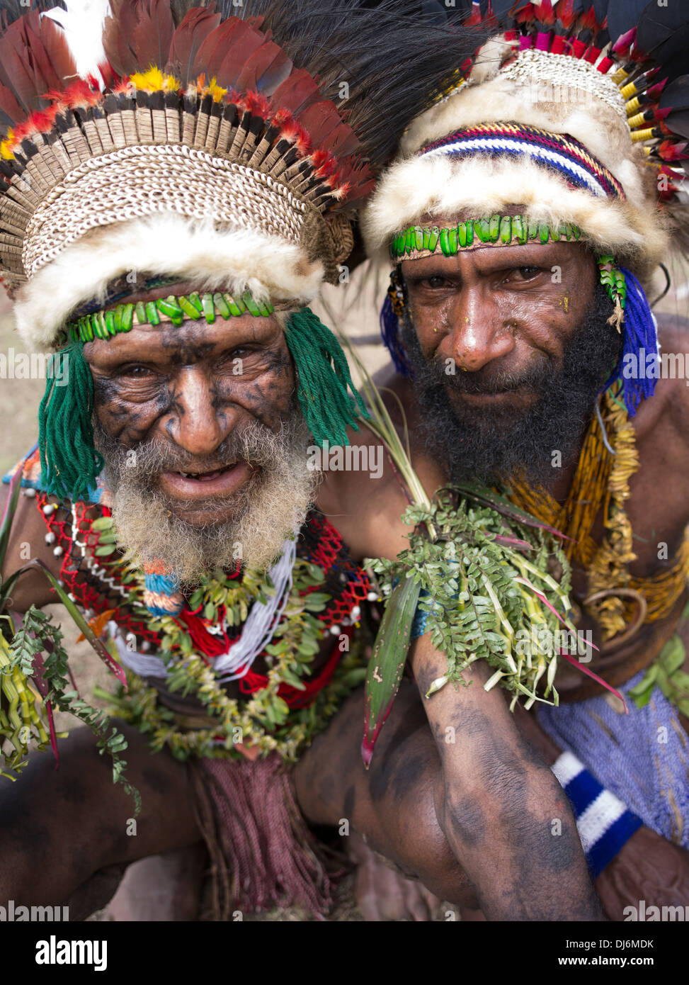 Stammes-Männer mit Kopfschmuck und Bärte in Goroka Show Singsing Cultural Festival Papua New Guinea. Gesicht Tattoo auf ältere Stockfoto