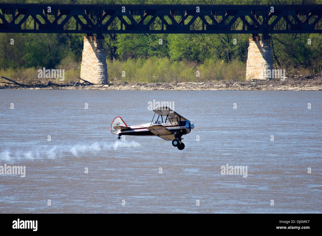 Doppeldecker fliegen über den Ohio River während der Donner über Louisville Stockfoto