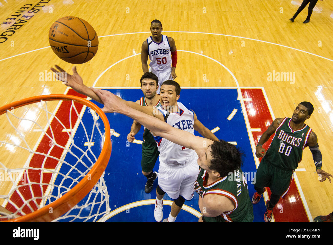 Philidelphia, PA, USA. 22. November 2013. Philadelphia 76ers Point Guard Michael Carter-Williams (1) nach oben geht, für den Schuss über die Milwaukee Bucks forward Ersan Ilyasova (7) mit power Zaza Pachulia (27 Center) und shooting guard O.J. Mayo (00) hinter ihm während der NBA-Spiel zwischen den Milwaukee Bucks und die Philadelphia 76ers im Wells Fargo Center in Philadelphia, Pennsylvania. Die 76ers gewinnen 115-107 in Überstunden. Christopher Szagola/Cal-Sport-Medien-Credit: Cal Sport Media/Alamy Live-Nachrichten Stockfoto