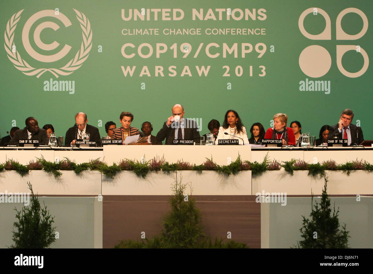 Warschau, Polen. 22. November 2013. Marcin Korolec (vorne C), Präsident des COP19/CMP9 und Christiana Figueres (Vorderseite L3), UN Framework Convention on Climate Change (UNFCCC) Exekutivsekretär besuchen eine Sitzung während der 2013 UN-Klimakonferenz in Warschau, Polen, am 22. November 2013. Die zweiwöchige Klimaverhandlungen, voraussichtlich am Freitag, in der Nähe zielte darauf ab, einen globalen Klimapakt wegen Vorbereitung, im Jahr 2015 vereinbart werden. Bildnachweis: Zhang Fan/Xinhua/Alamy Live-Nachrichten Stockfoto
