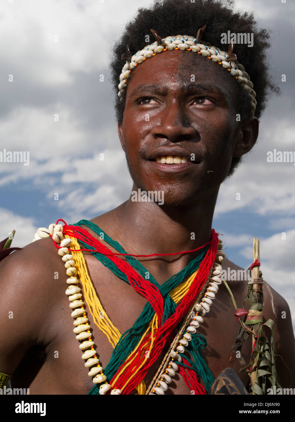 Stammes-Jüngling aus Goroka District, Provinz Eastern Highlands - Goroka Show, Papua-Neu-Guinea Stockfoto