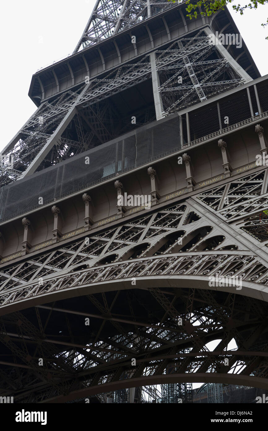 Mittlerer Teil des Eiffelturms in Paris, Frankreich-Schuss aus einem niedrigen Winkel, Porträt. Stockfoto