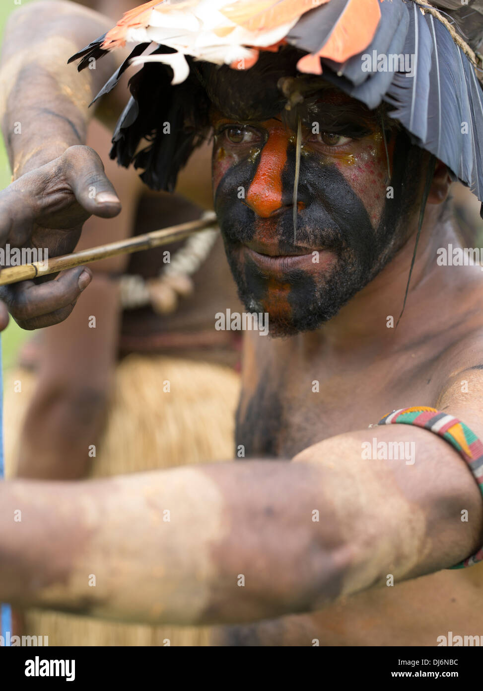 Stammes-Bogenschütze aus Singsing Group - Goroka Show, Papua-Neu-Guinea Stockfoto