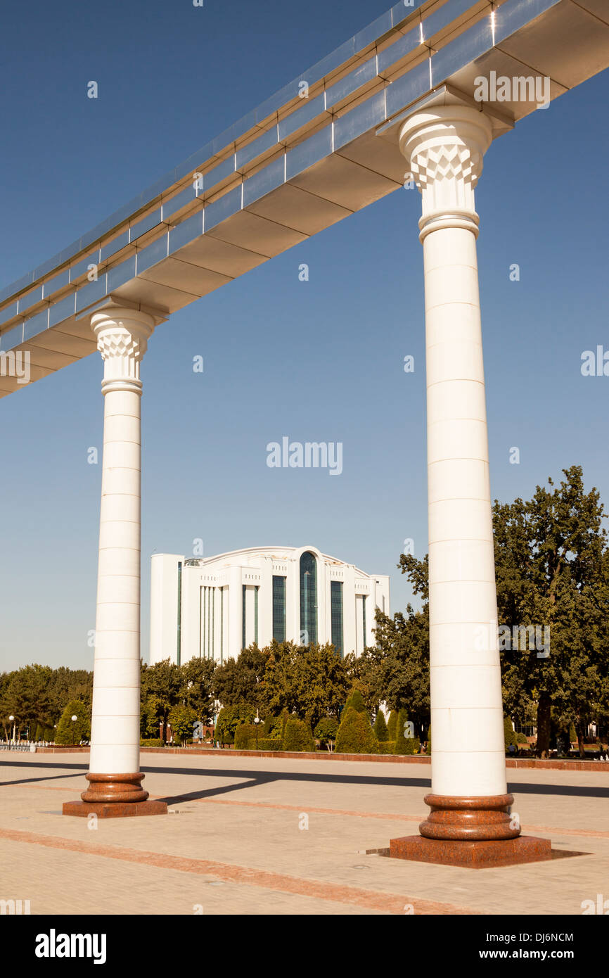 Ezgulik Unabhängigkeit Arch, Platz der Unabhängigkeit, Mustakillik Maydoni und Poytaht-Business-Komplex, Taschkent, Usbekistan Stockfoto